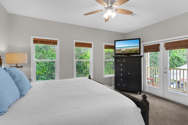 Dew Drop Inn - Santa Rosa Retreat Walk to Beach Pools & More - image 16