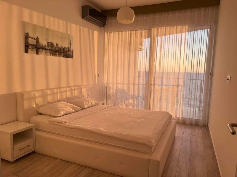One-Bedroom Apartment with Sea View image 3