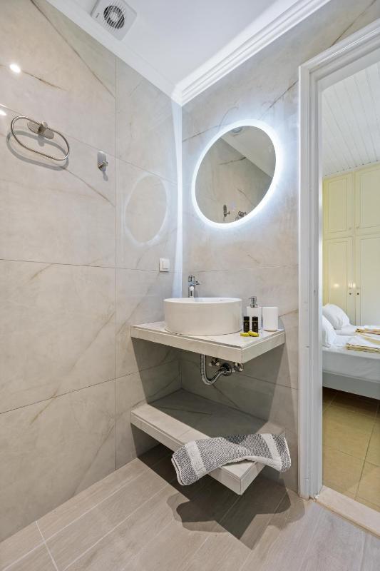 Standard Twin Room with Garden View image 4