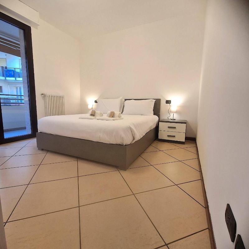 Central Apartment Caniggia 1 with Terrace in Como - image 18