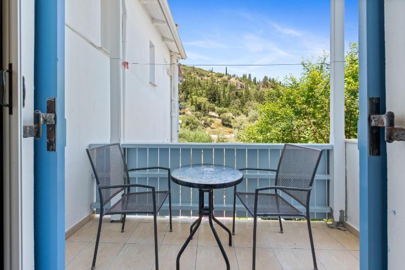 Double Room with Balcony image 2