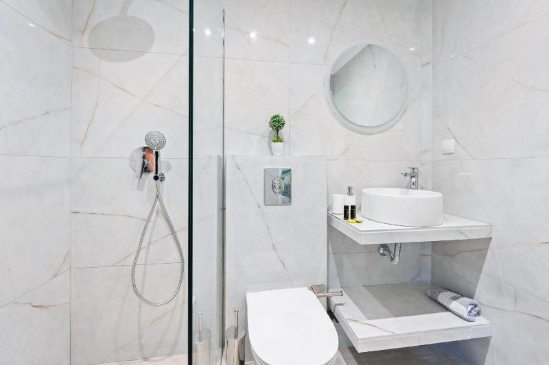 Double Room with Balcony image 4