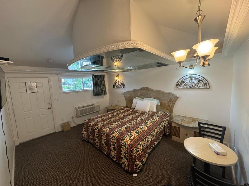 Standard King Room image 1