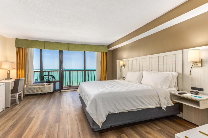 Standard King Room with Balcony and Gulf View image 3