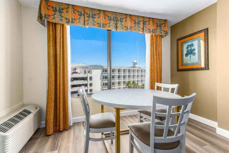 One-Bedroom Suite with Balcony and City VIew image 2