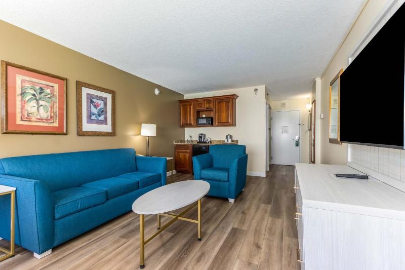 One-Bedroom Suite with Balcony and City VIew image 3