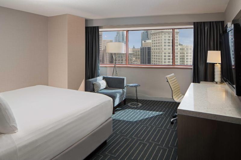Deluxe King Room image 3