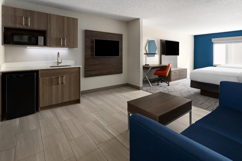 Queen Suite with Two Queen Beds and Sofa Bed image 4