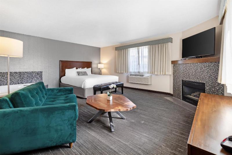 King Suite with Whirlpool and Fireplace - Non smoking image 3