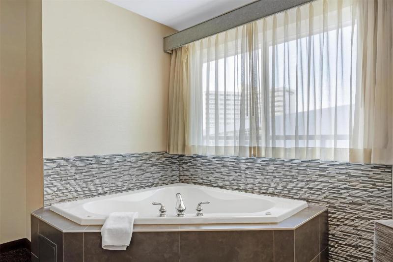 King Suite with Sofa Bed and Balcony - Non-Smoking image 4