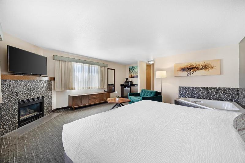 King Suite with Whirlpool and Fireplace - Non smoking image 4