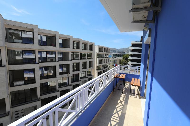 Triple Room with Balcony image 4