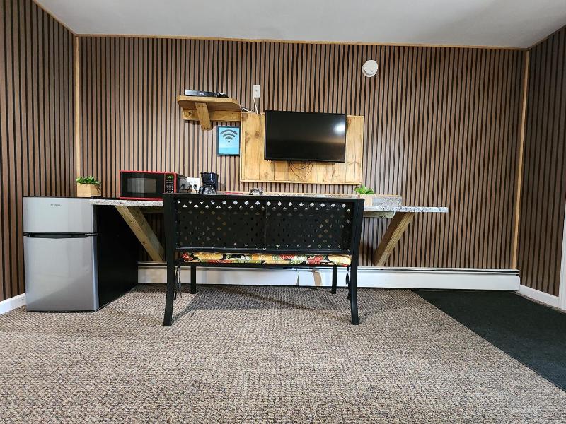 Family Room - Non-Smoking image 4