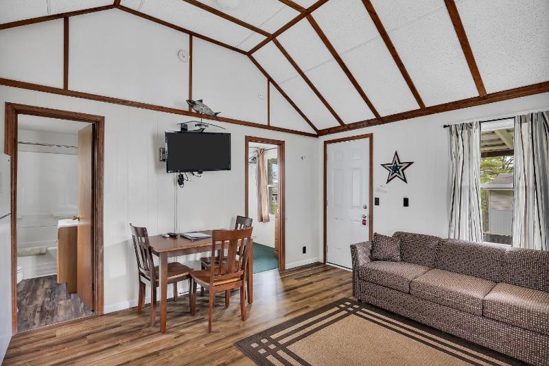 One Bedroom Cottage E image 3