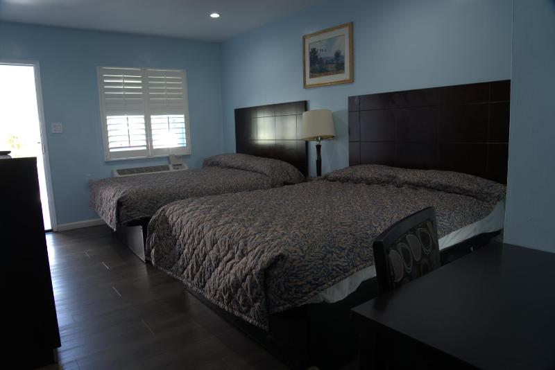 Queen Room with Two Queen Beds image 2