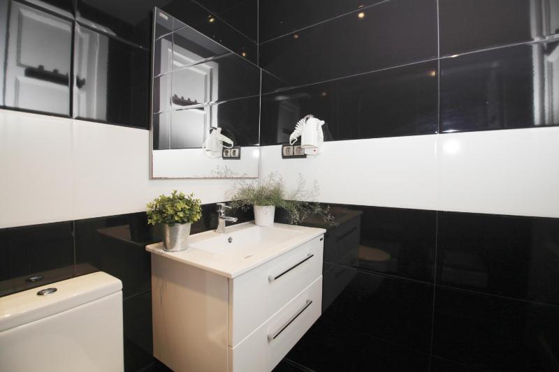 AinB Eixample-Miro Apartments - image 6