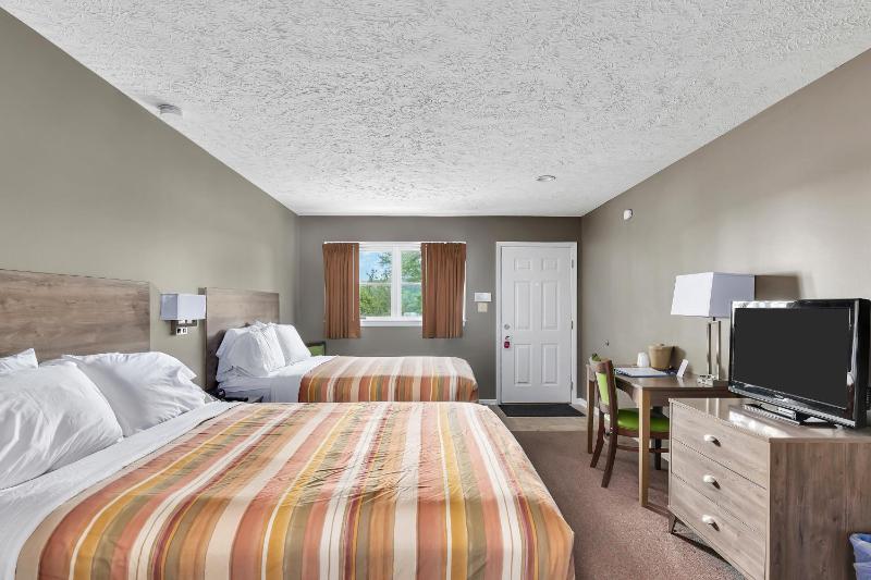 Queen Room with Two Queen Beds - Non-Smoking image 4