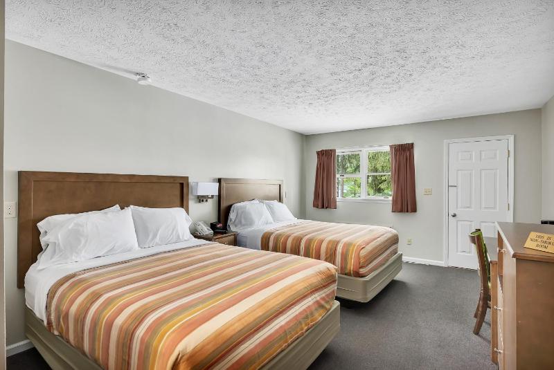 Queen Room with Two Queen Beds with Balcony - Non-Smoking image 4