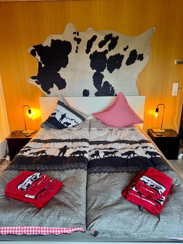 Queen Room with Shared Bathroom image 1