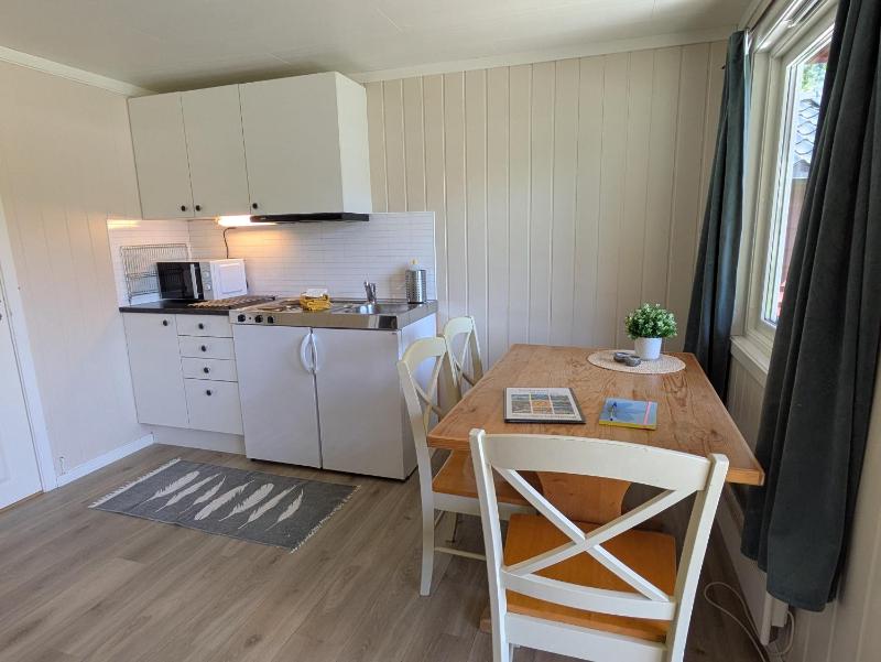 One-Bedroom Cottage with Shared Shower image 4