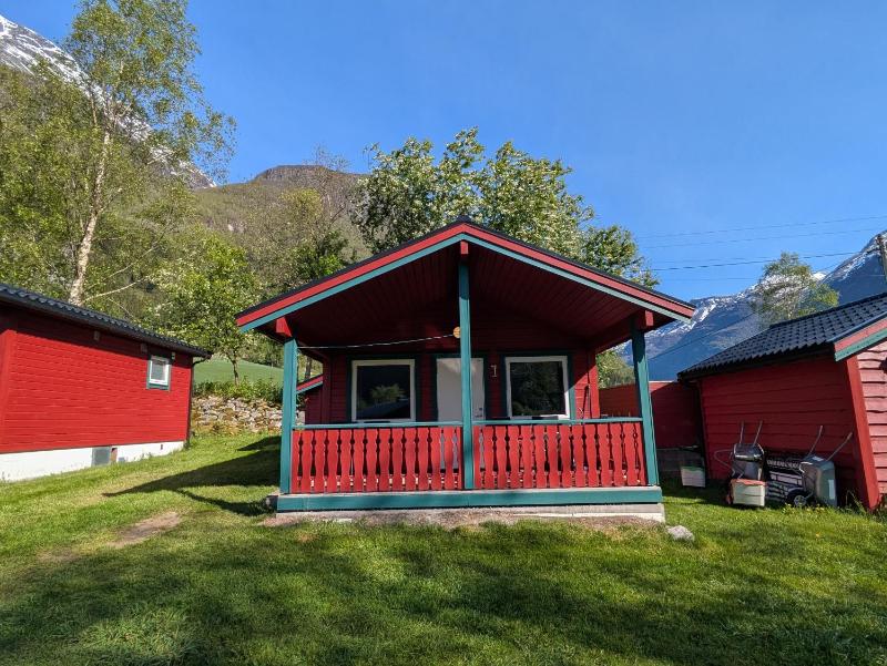 One-Bedroom Cottage with Shared Shower image 1