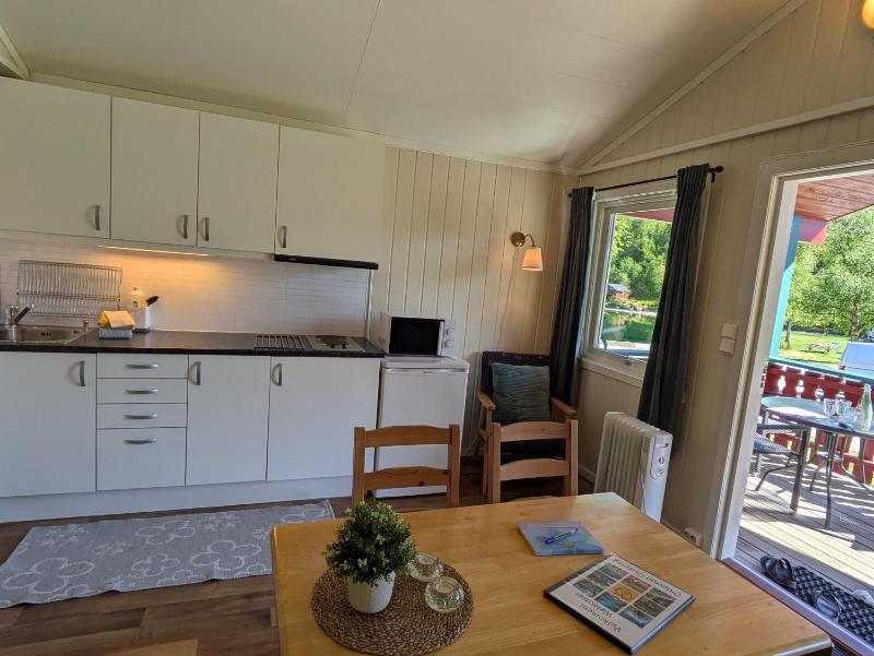 One-Bedroom Cottage with Shared Shower image 4