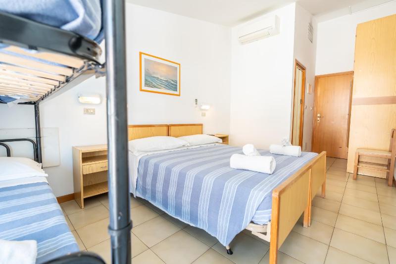 Standard Triple Room image 2