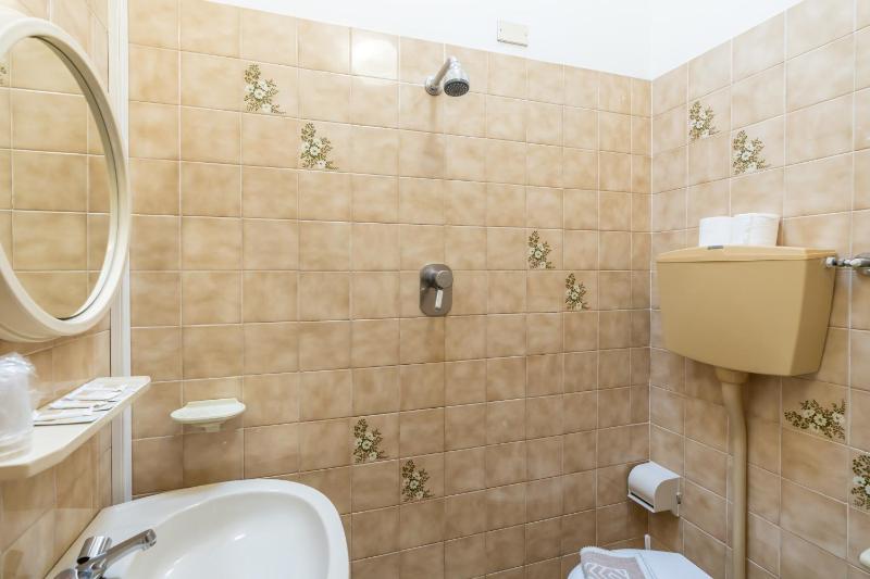 Standard Quadruple Room image 3