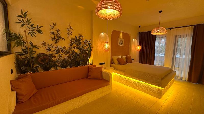 Deluxe Double or Twin Room with Pool Access image 3