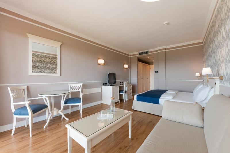 Junior Suite with Lake View image 3