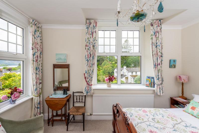 King Room with Lake View image 1