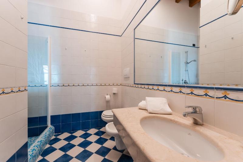Suite with Hot Tub image 3