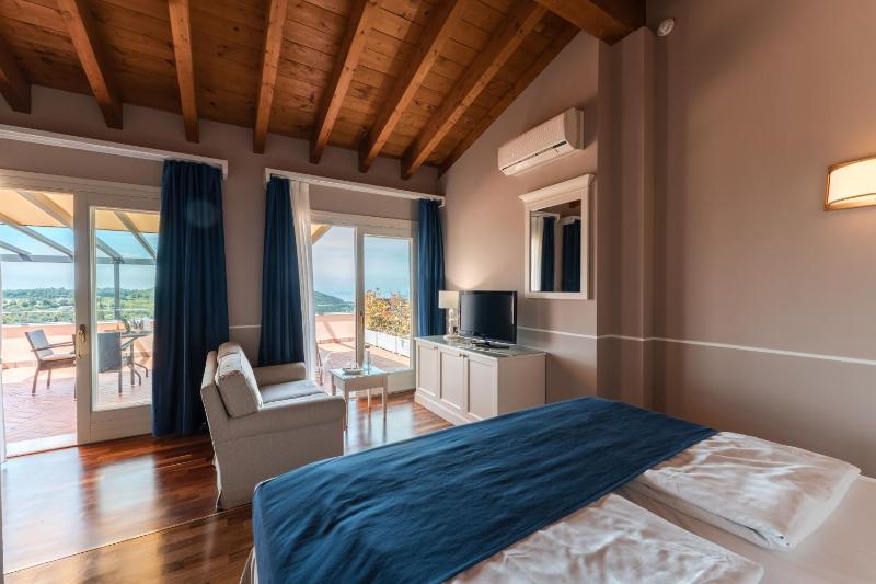Suite with Hot Tub image 1
