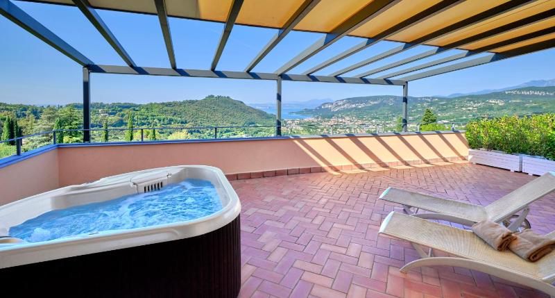 Suite with Hot Tub image 4