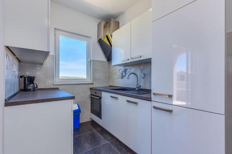 One-Bedroom Apartment with Balcony and Sea View image 4