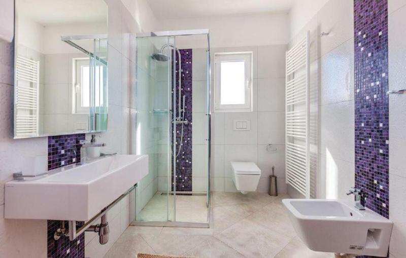 One-Bedroom Apartment with Balcony and Sea View image 3