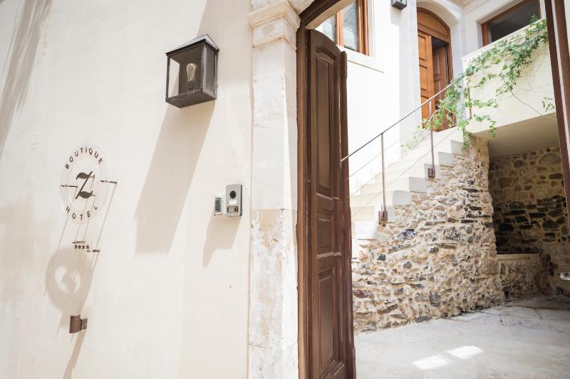 Z Boutique Hotel - image 15