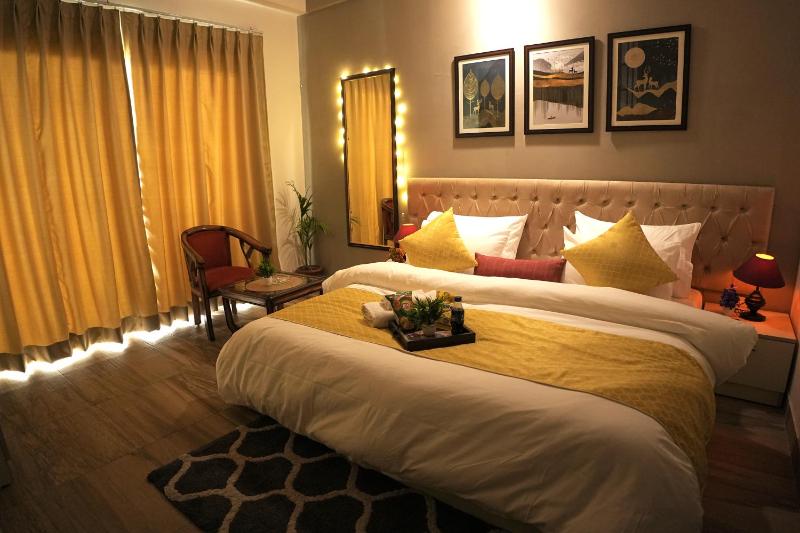 Luxury Apartment Near Pari Chowk - image 1