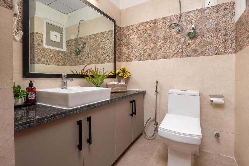 Luxury Apartment Near Pari Chowk - image 6