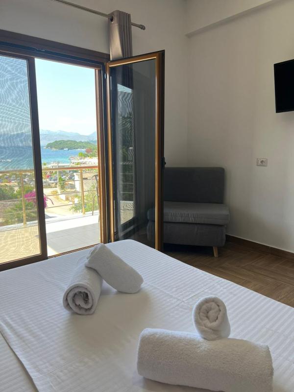 Deluxe Suite with Sea View and Bathtub image 4