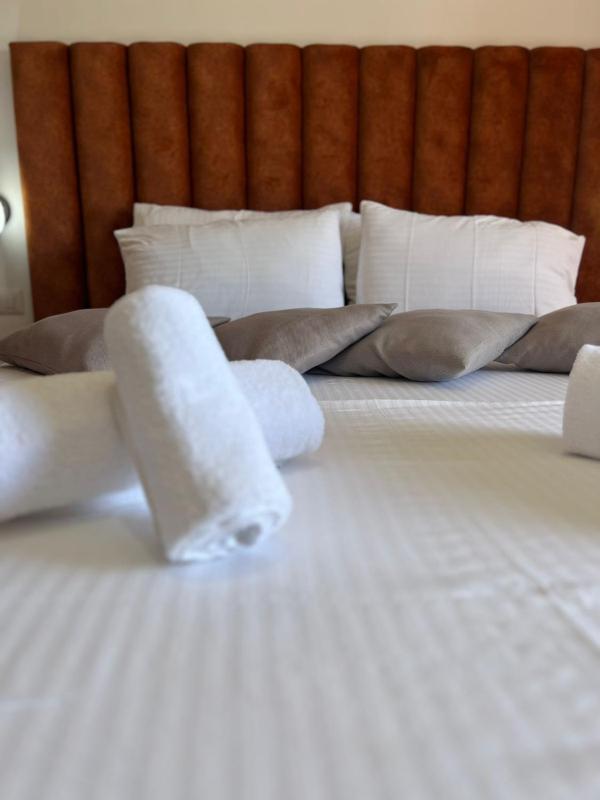 Deluxe Suite with Sea View and Bathtub image 2