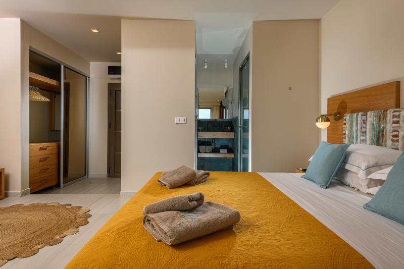 Deluxe Suite with Sea View image 4