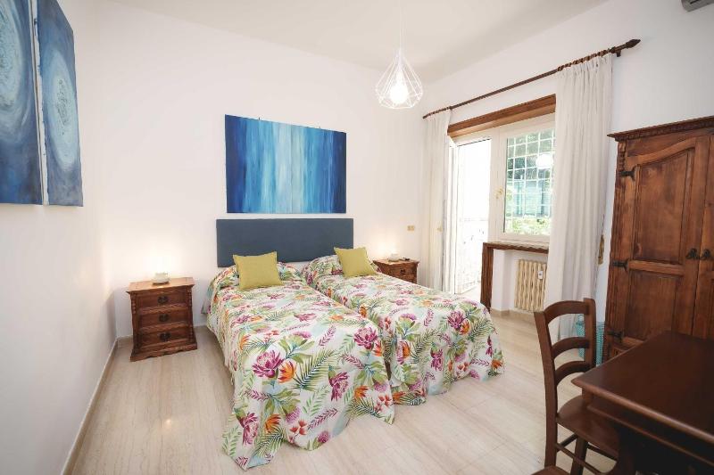 Twin Room with Private External Bathroom image 1