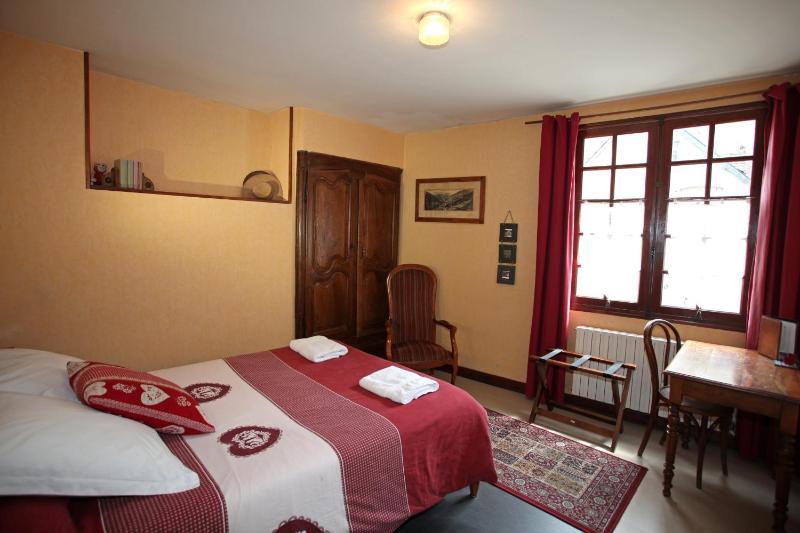 Family Room image 3