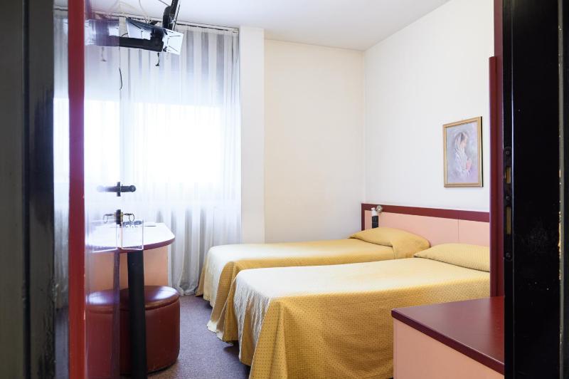 Economy Double or Twin Room image 4