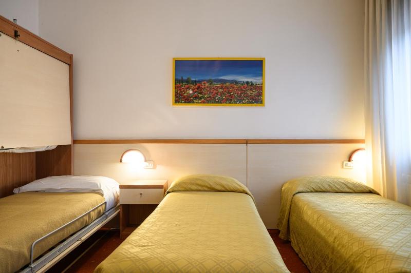 Economy Triple Room image 4