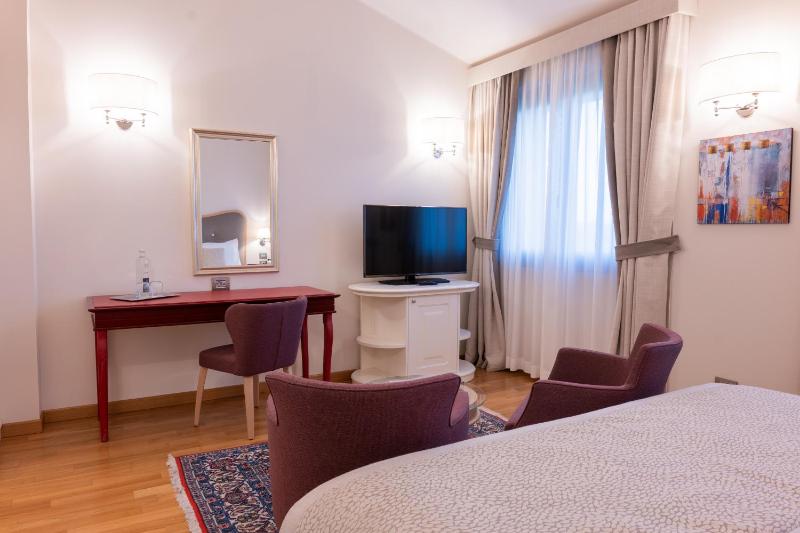 Deluxe Room image 4