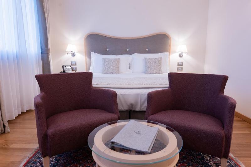 Deluxe Room image 2