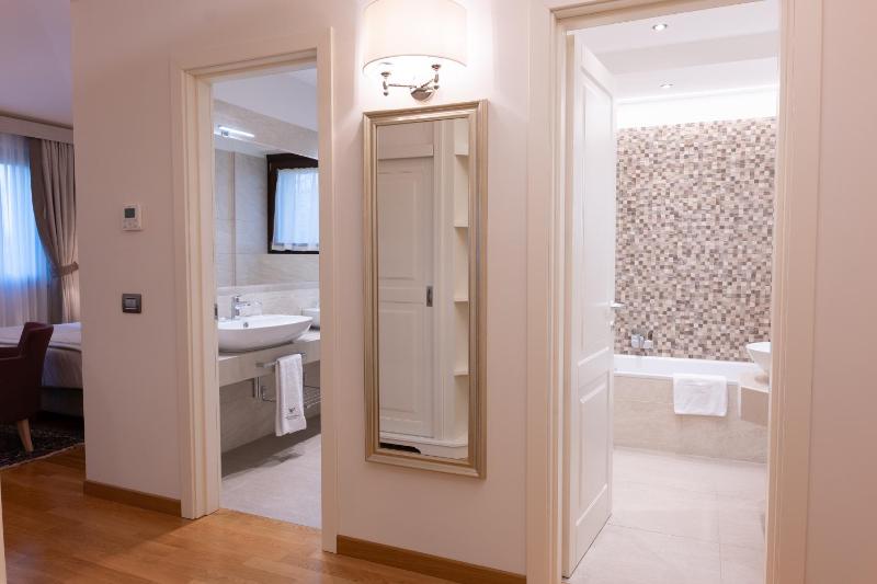 Deluxe Room image 3