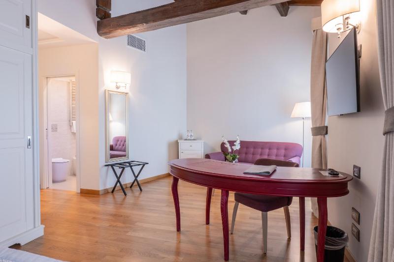 Superior Double Room image 4